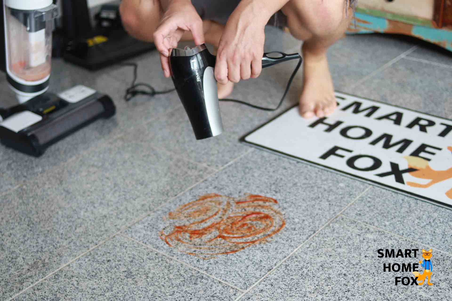 Eingetrockneter Ketchup Fleck